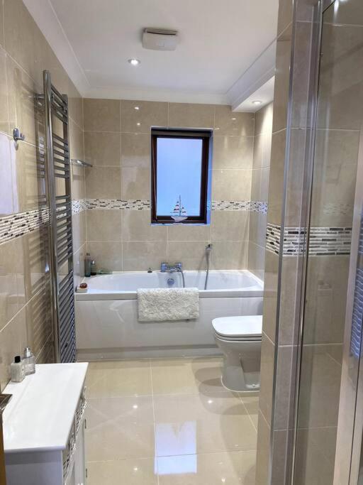 Stylish Contemporary Seaside Holiday Home With 5 Bedrooms, Sea View, Parking And Ev Point Herne Bay Exterior foto