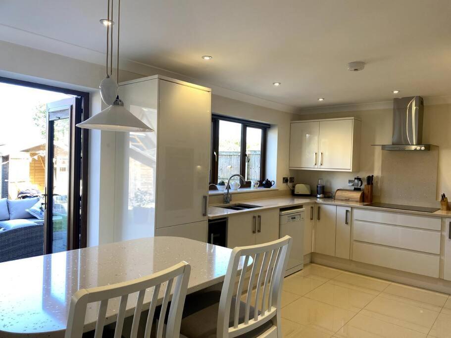 Stylish Contemporary Seaside Holiday Home With 5 Bedrooms, Sea View, Parking And Ev Point Herne Bay Exterior foto