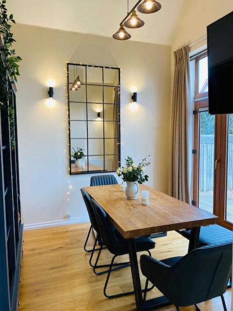 Stylish Contemporary Seaside Holiday Home With 5 Bedrooms, Sea View, Parking And Ev Point Herne Bay Exterior foto